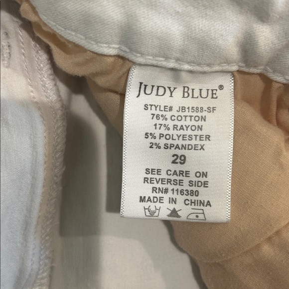 Judy Blue White Jean Shorts - Picture 4 of 4